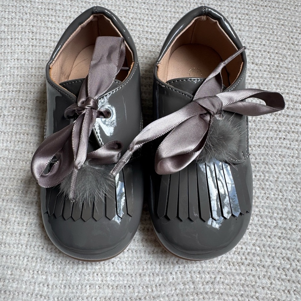 Gray Dress Shoes with Fringe Detail and Ribbon Laces - NEW - size 24